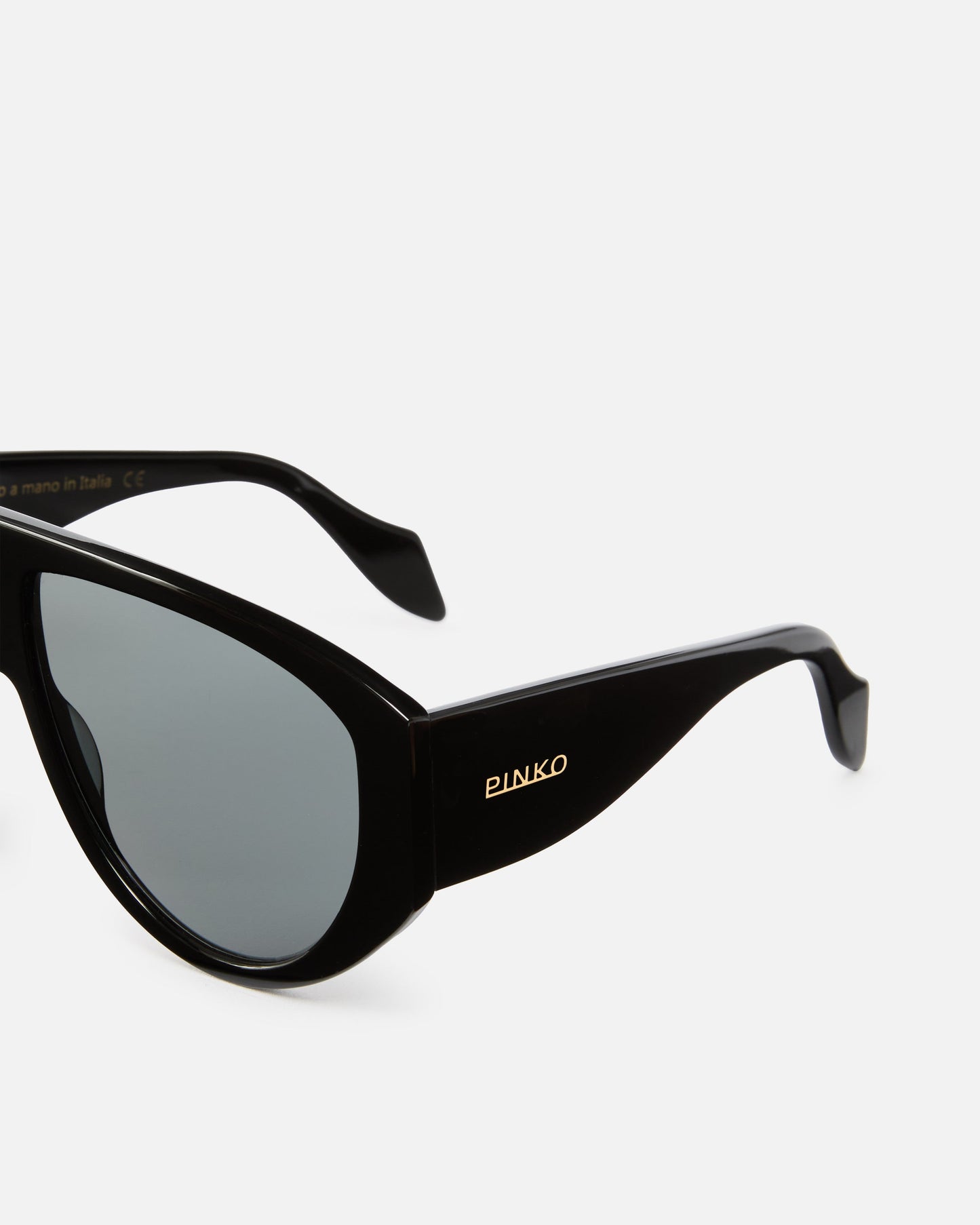 Pilot-style sunglasses