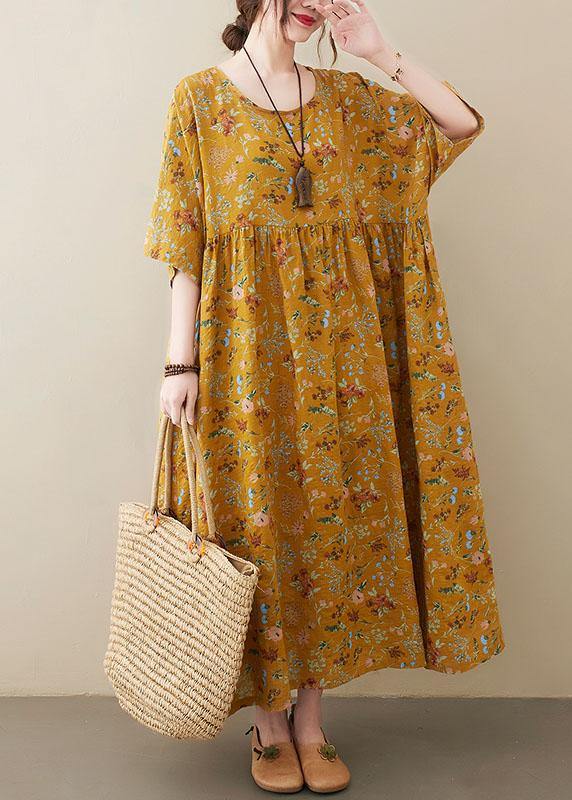 Naturfarbenes, hellgelbes Sommerkleid mit Rundhalsausschnitt und Taschen im Print-Design