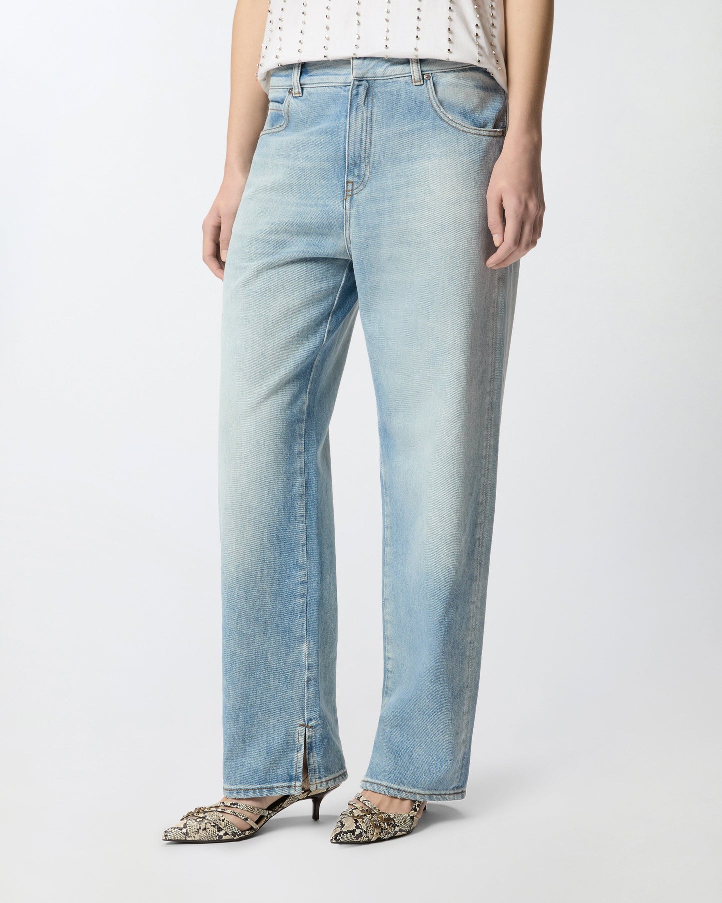 Loose-fit jeans with slits