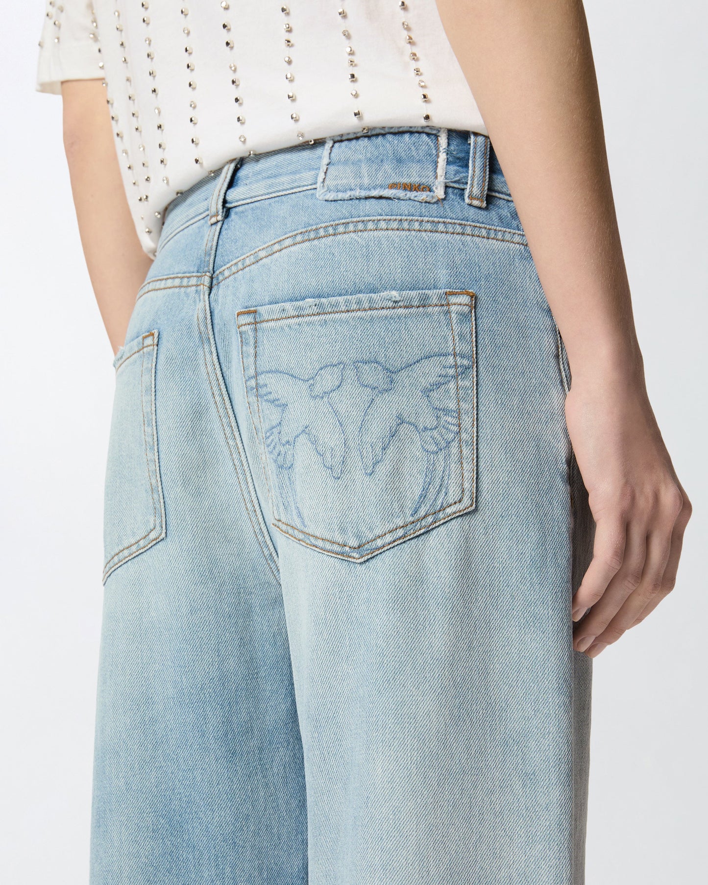 Loose-fit jeans with slits