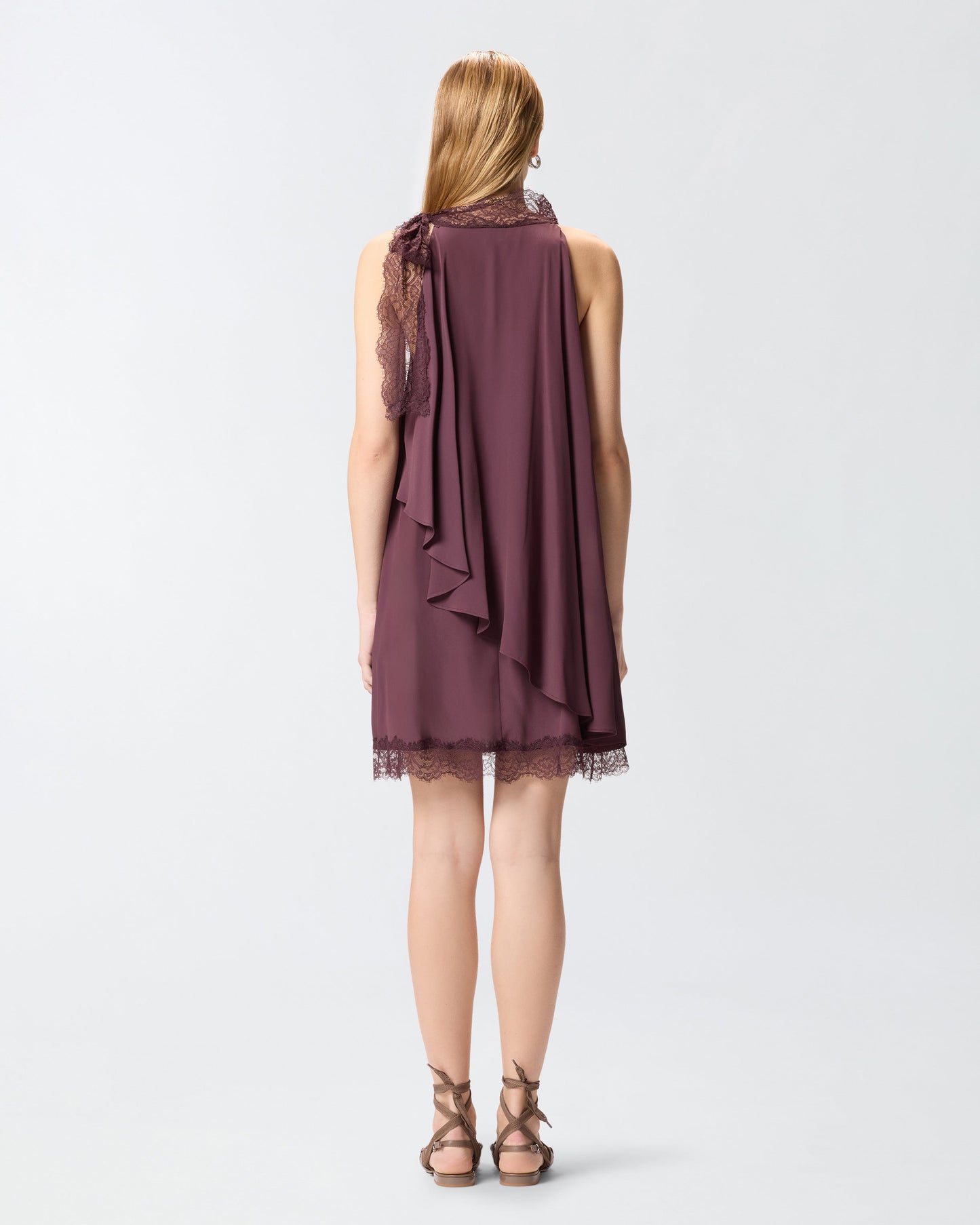 Dress in crêpe de Chine with lace inserts