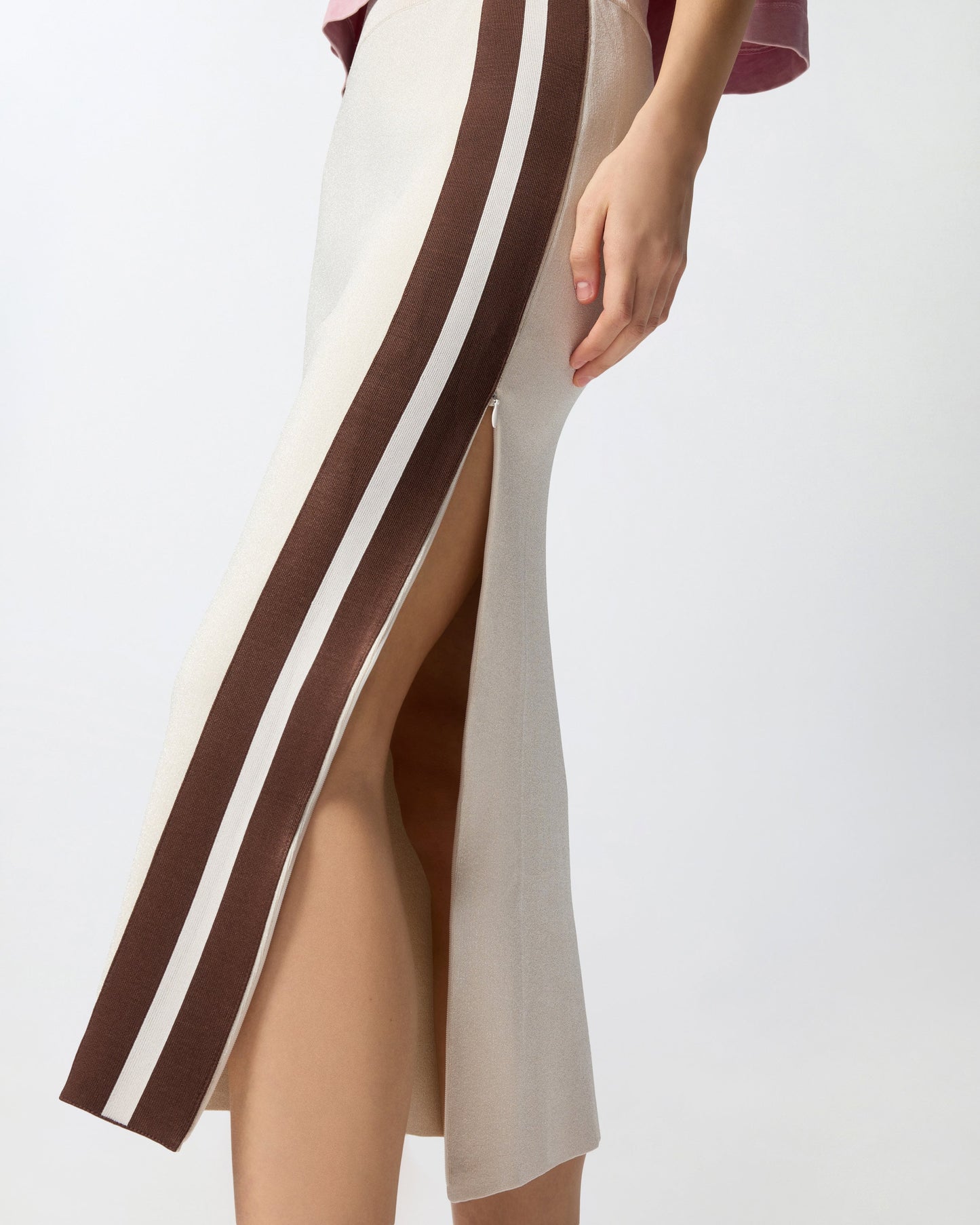 Slim-fitting midi skirt with contrasting bands