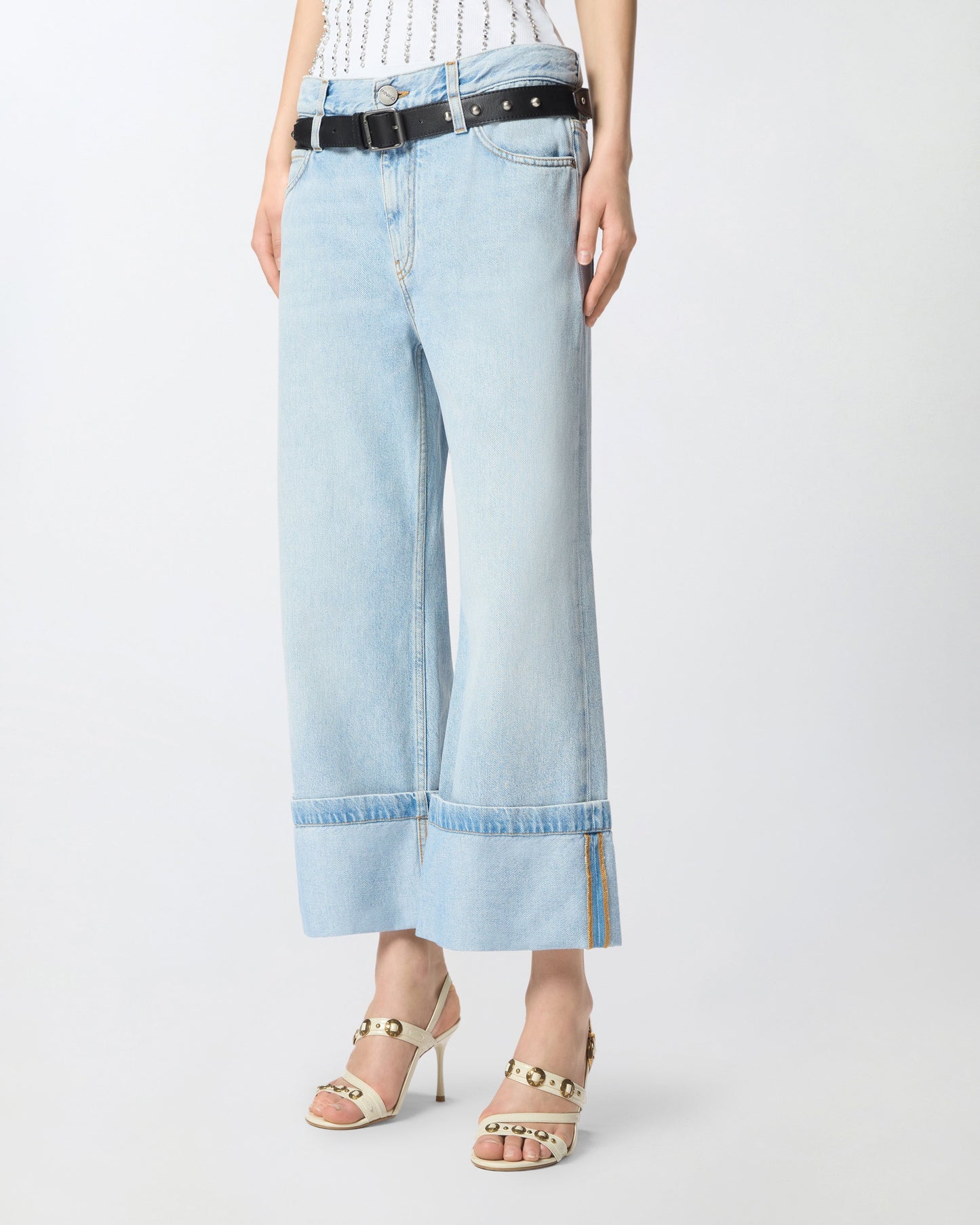 Cropped jeans with leather belt