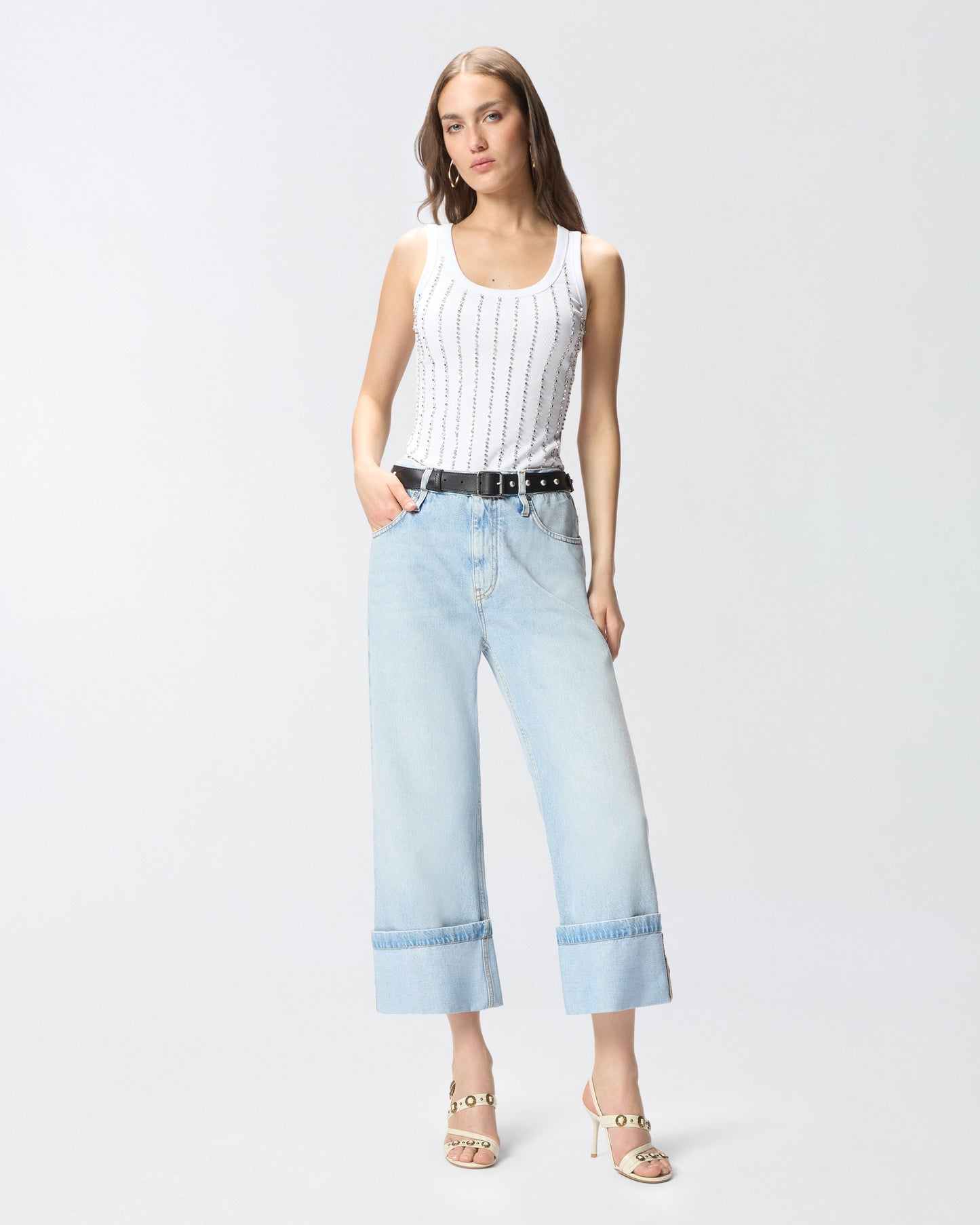 Cropped jeans with leather belt