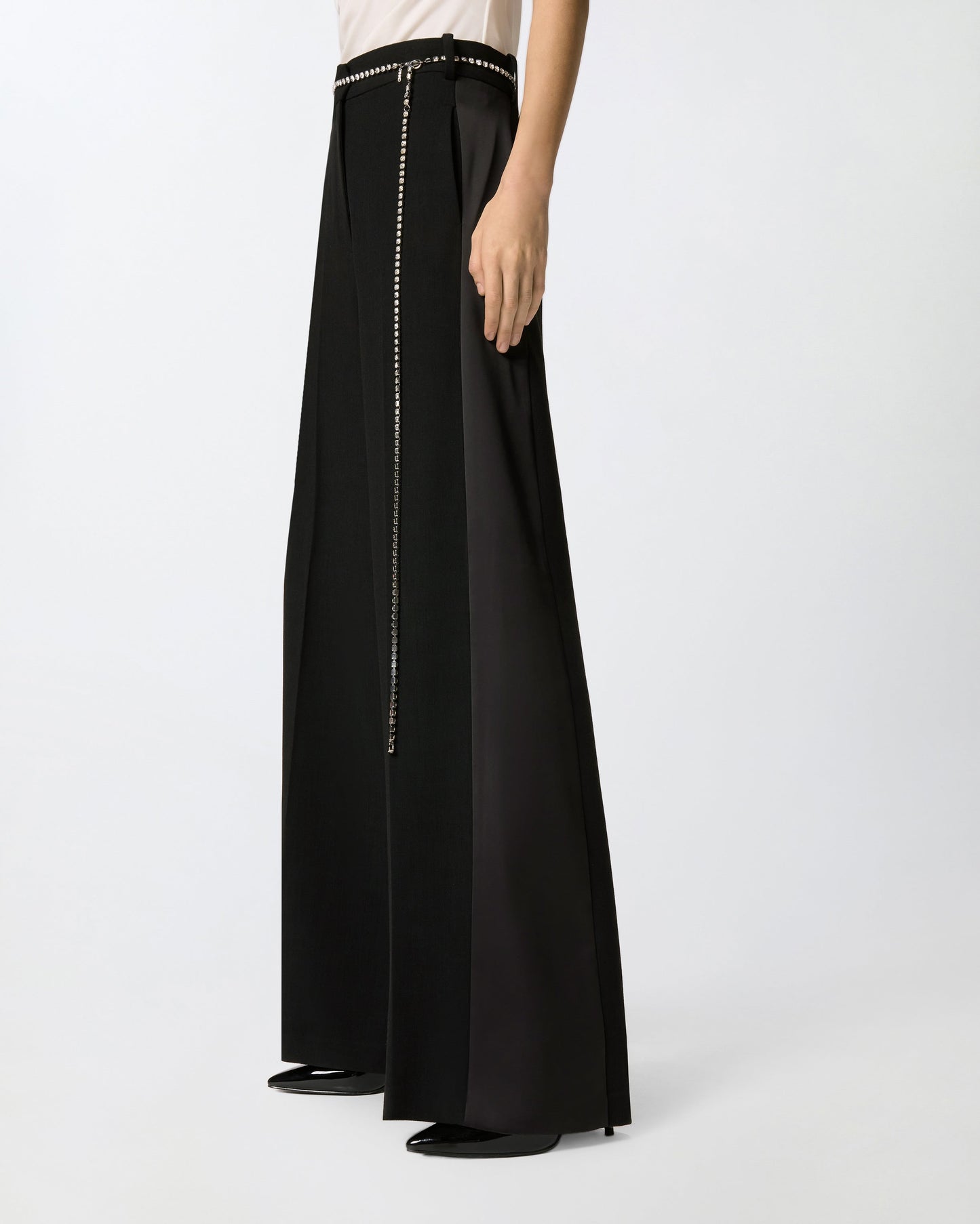 Trousers with jewel belt