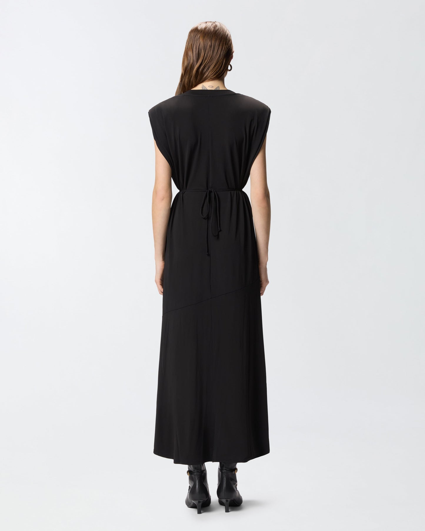 Sleeveless long dress with chain