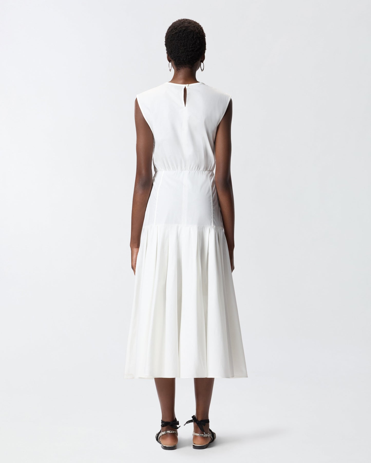 Sleeveless midi dress with pleats and cut-out