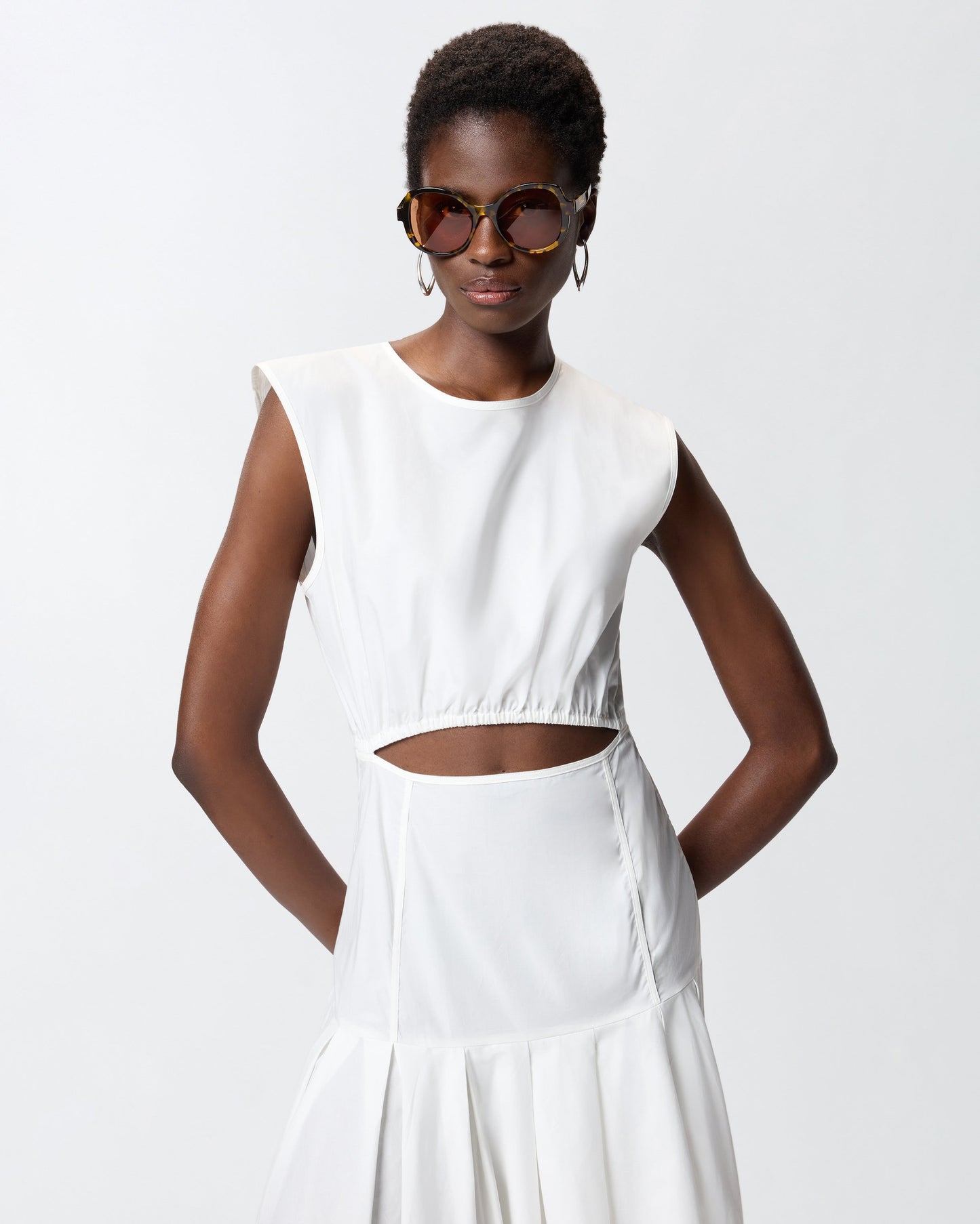 Sleeveless midi dress with pleats and cut-out
