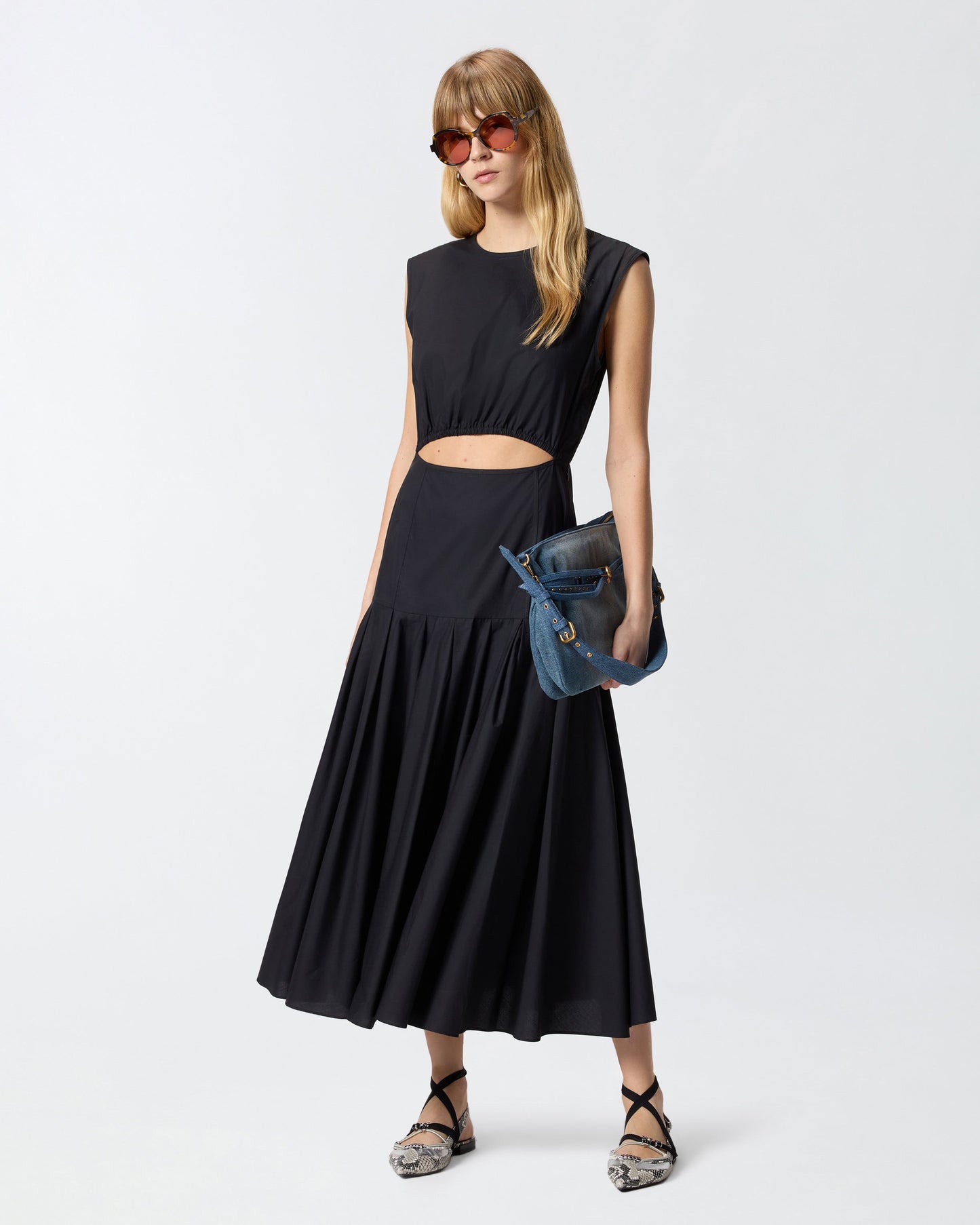 Sleeveless midi dress with pleats and cut-out