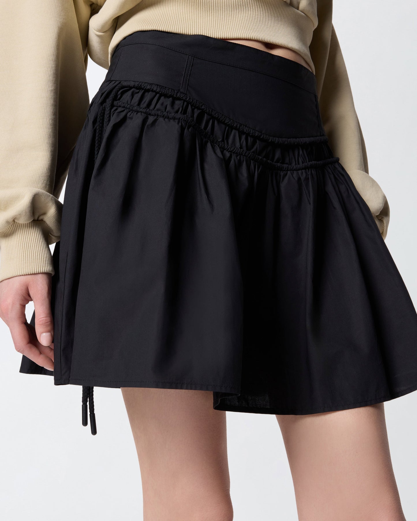 Short skirt with gathering and drawstring
