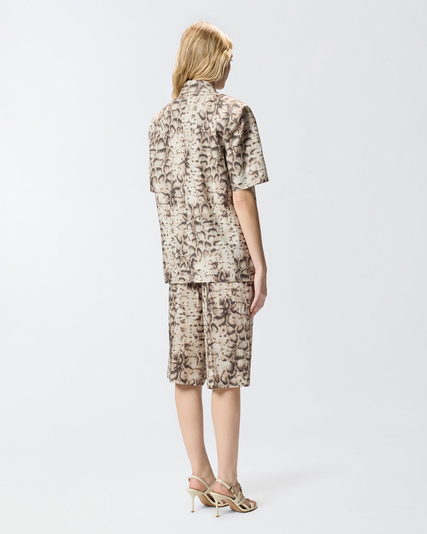 Short-sleeved jacket with snake print