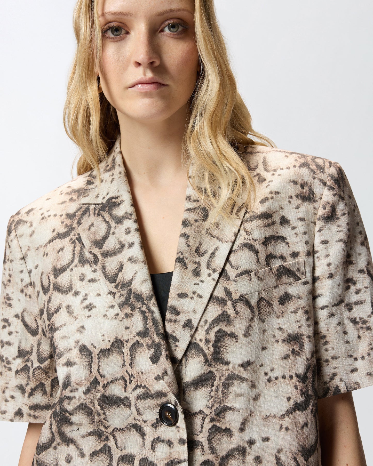 Short-sleeved jacket with snake print