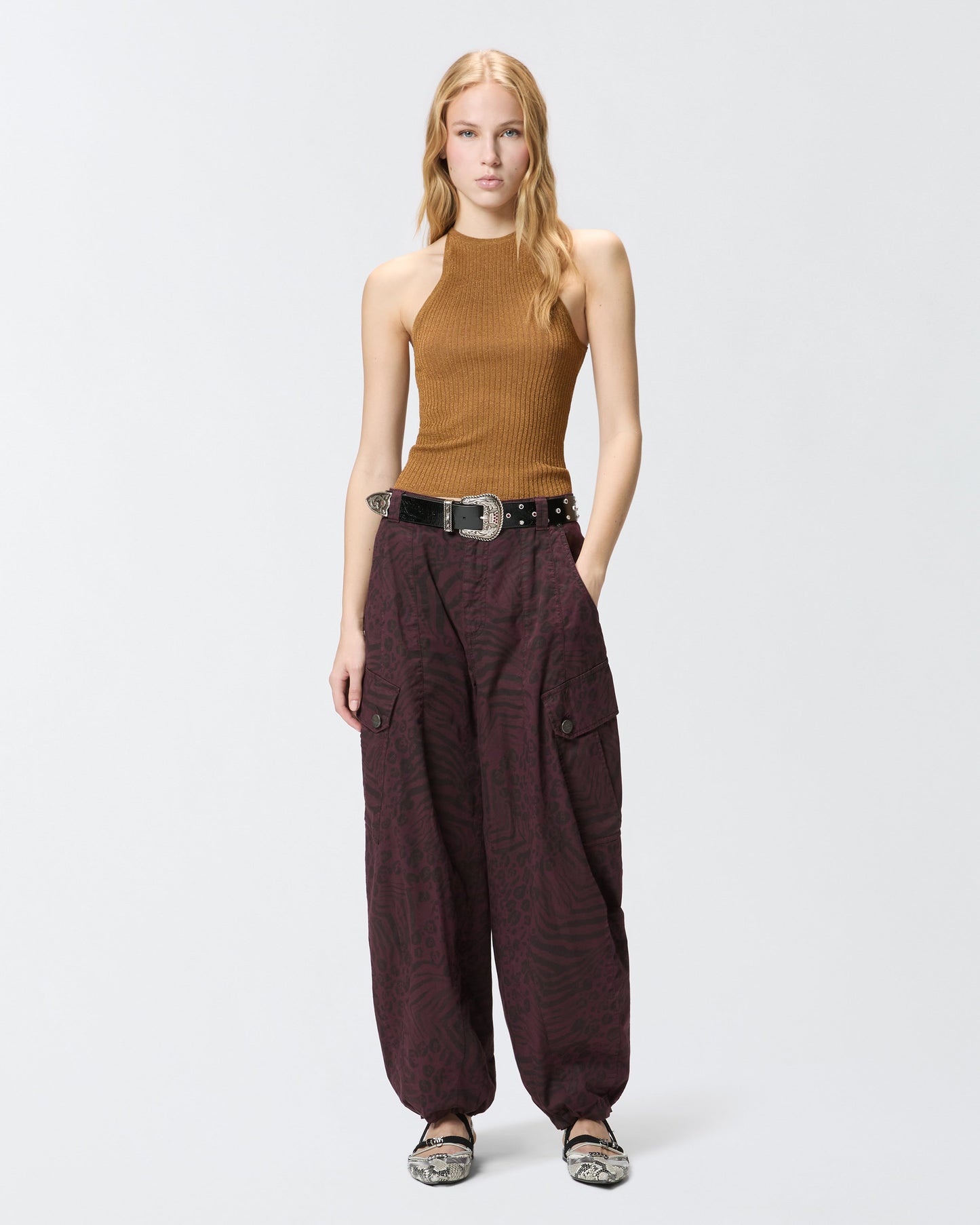 Off-the-shoulder top with neck fastening