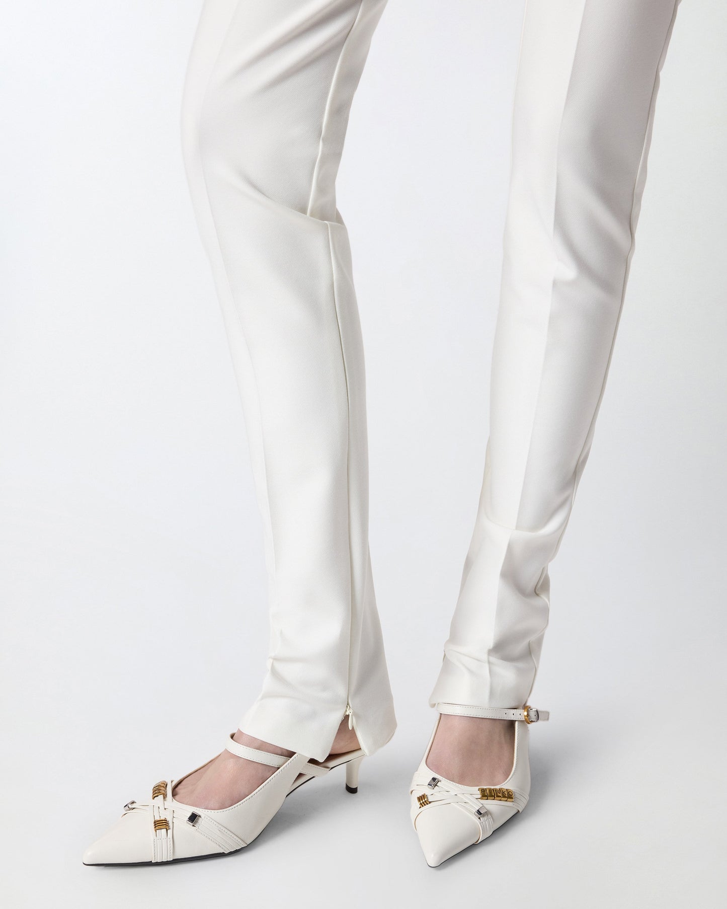 Trousers with adjustable hem slit detail