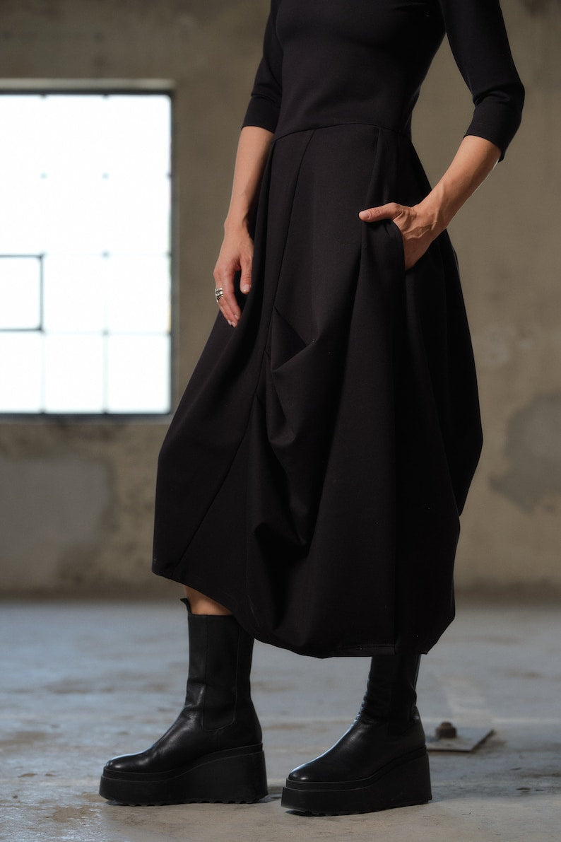 Schwarzes asymmetrisches Kleid, Avantgarde-Kleid, Extravagantes langes Kleid, Slow Fashion, Capsule Wardrobe, Nachhaltige Kleidung