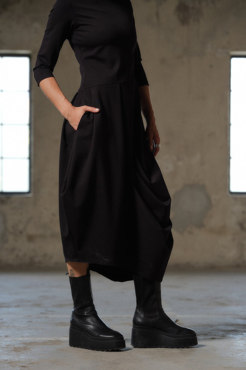 Schwarzes asymmetrisches Kleid, Avantgarde-Kleid, Extravagantes langes Kleid, Slow Fashion, Capsule Wardrobe, Nachhaltige Kleidung