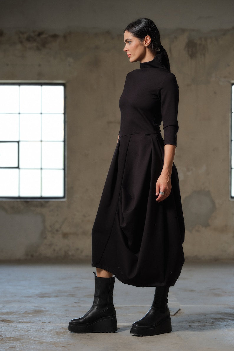 Schwarzes asymmetrisches Kleid, Avantgarde-Kleid, Extravagantes langes Kleid, Slow Fashion, Capsule Wardrobe, Nachhaltige Kleidung