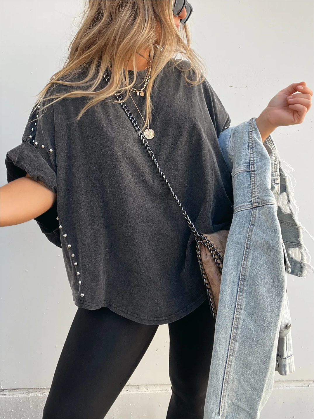 🔥 Ausgewaschenes Kurzarm-Oversize-Top mit umgeschlagenen Ärmeln und Nieten (2 kaufen, kostenloser Versand)