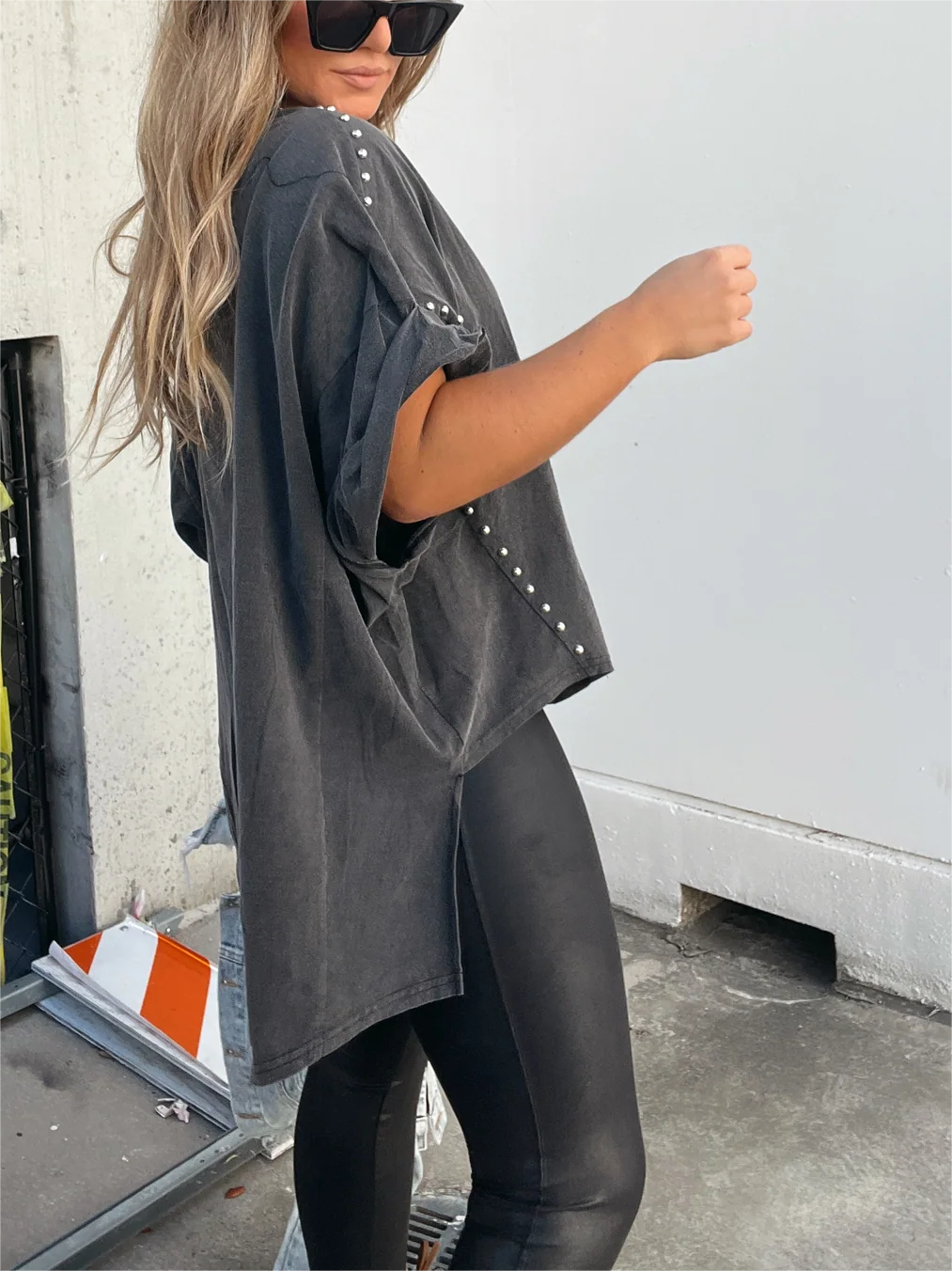 🔥 Ausgewaschenes Kurzarm-Oversize-Top mit umgeschlagenen Ärmeln und Nieten (2 kaufen, kostenloser Versand)